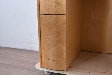 中古　美品　IDC大塚家具　クレージュ　バーズアイメープルを用いた三面鏡付きドレッサー　定価約33万円　(R-087839)
