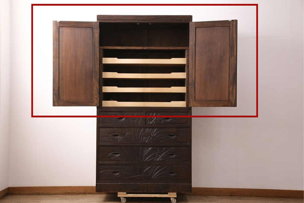 《天板・台輪取り付け加工費込み》中古　軽井沢彫　菖蒲の彫刻が美しい着物箪笥　(R-087840)