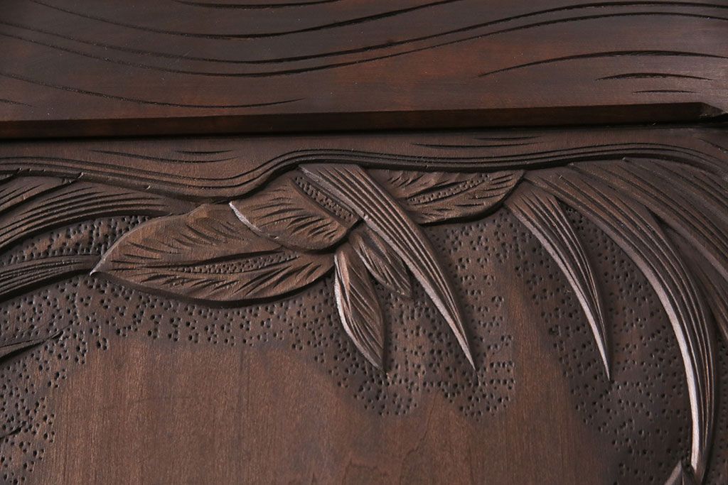 《天板・台輪取り付け加工費込み》中古　軽井沢彫　菖蒲の彫刻が美しい着物箪笥　(R-087840)