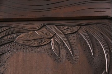 《天板・台輪取り付け加工費込み》中古　軽井沢彫　菖蒲の彫刻が美しい着物箪笥　(R-087840)