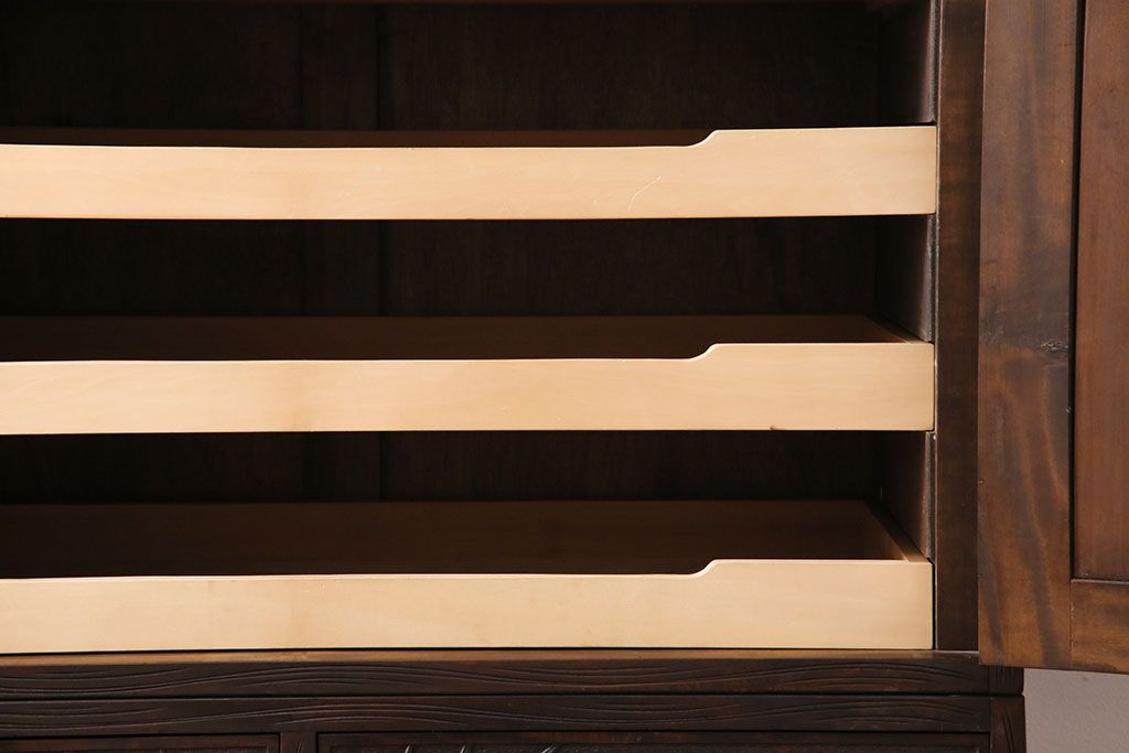 《天板・台輪取り付け加工費込み》中古　軽井沢彫　菖蒲の彫刻が美しい着物箪笥　(R-087840)