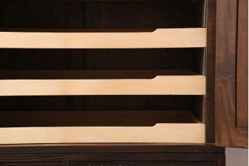 《天板・台輪取り付け加工費込み》中古　軽井沢彫　菖蒲の彫刻が美しい着物箪笥　(R-087840)