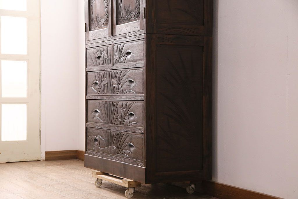 《天板取り付け加工費込み》中古　伝統工芸　軽井沢彫　菖蒲の彫刻が目を引くチェスト　(R-087841)