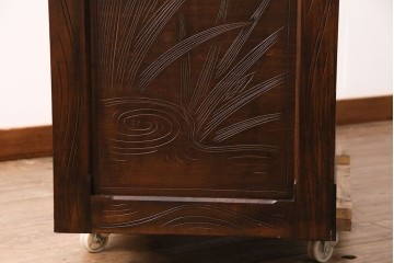 《天板取り付け加工費込み》中古　伝統工芸　軽井沢彫　菖蒲の彫刻が目を引くチェスト　(R-087841)