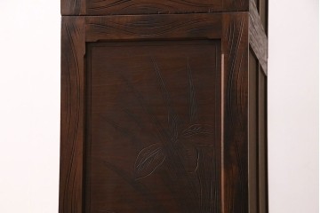 《天板取り付け加工費込み》中古　伝統工芸　軽井沢彫　菖蒲の彫刻が目を引くチェスト　(R-087841)