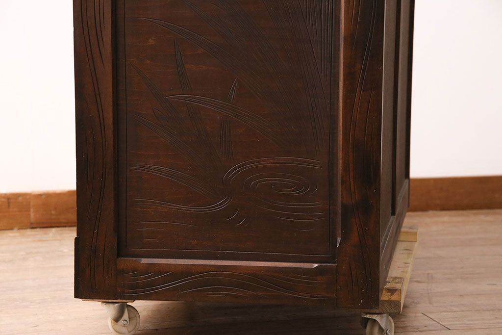 《天板取り付け加工費込み》中古　伝統工芸　軽井沢彫　菖蒲の彫刻が目を引くチェスト　(R-087841)