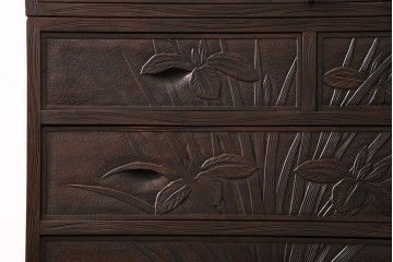 《天板取り付け加工費込み》中古　伝統工芸　軽井沢彫　菖蒲の彫刻が目を引くチェスト　(R-087841)