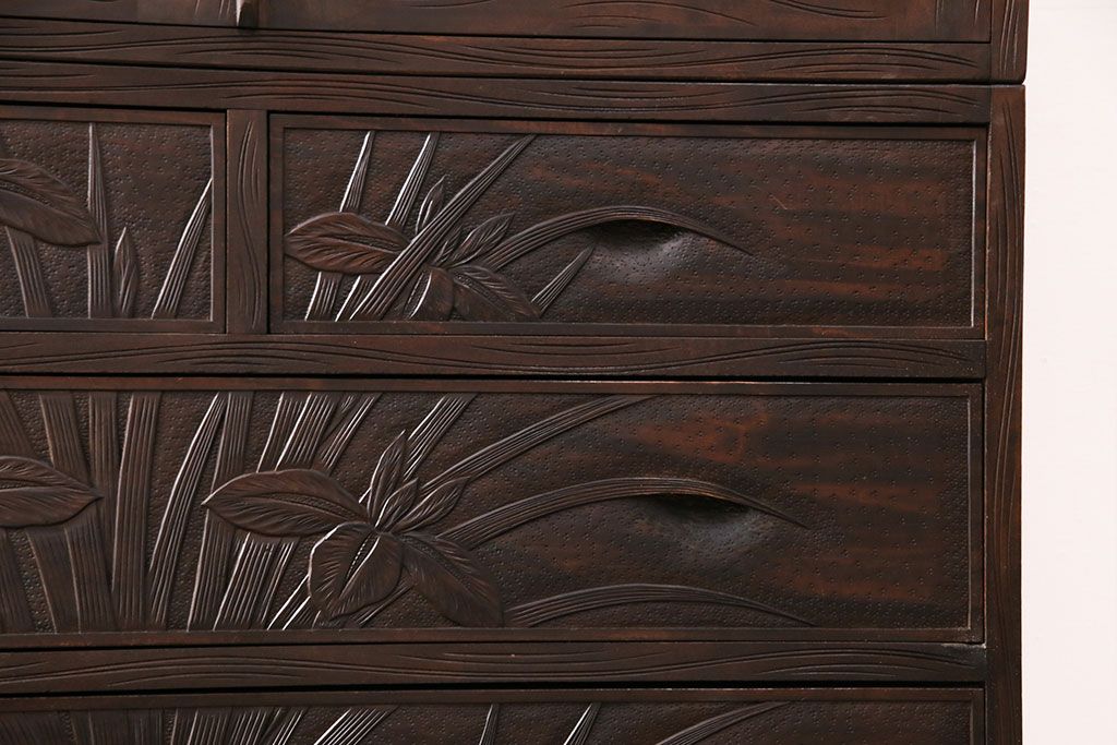 《天板取り付け加工費込み》中古　伝統工芸　軽井沢彫　菖蒲の彫刻が目を引くチェスト　(R-087841)