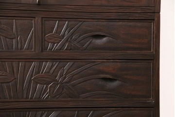 《天板取り付け加工費込み》中古　伝統工芸　軽井沢彫　菖蒲の彫刻が目を引くチェスト　(R-087841)
