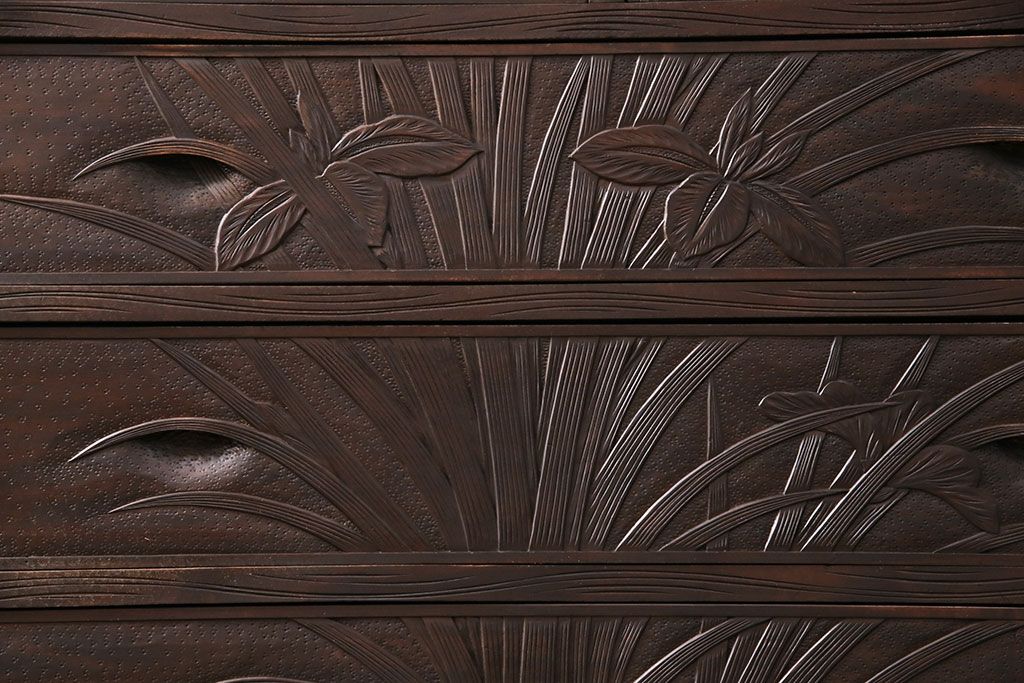 《天板取り付け加工費込み》中古　伝統工芸　軽井沢彫　菖蒲の彫刻が目を引くチェスト　(R-087841)