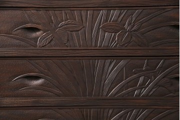 《天板取り付け加工費込み》中古　伝統工芸　軽井沢彫　菖蒲の彫刻が目を引くチェスト　(R-087841)