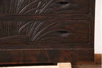 《天板取り付け加工費込み》中古　伝統工芸　軽井沢彫　菖蒲の彫刻が目を引くチェスト　(R-087841)