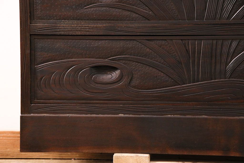 《天板取り付け加工費込み》中古　伝統工芸　軽井沢彫　菖蒲の彫刻が目を引くチェスト　(R-087841)
