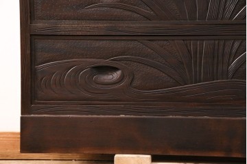 《天板取り付け加工費込み》中古　伝統工芸　軽井沢彫　菖蒲の彫刻が目を引くチェスト　(R-087841)
