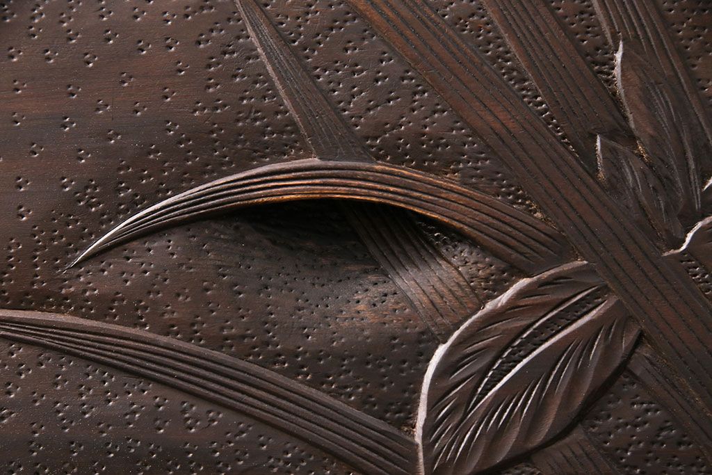 《天板取り付け加工費込み》中古　伝統工芸　軽井沢彫　菖蒲の彫刻が目を引くチェスト　(R-087841)