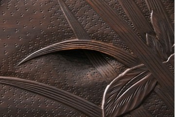 《天板取り付け加工費込み》中古　伝統工芸　軽井沢彫　菖蒲の彫刻が目を引くチェスト　(R-087841)