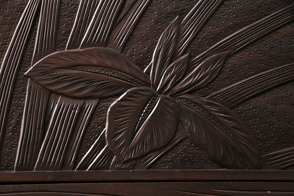 《天板取り付け加工費込み》中古　伝統工芸　軽井沢彫　菖蒲の彫刻が目を引くチェスト　(R-087841)