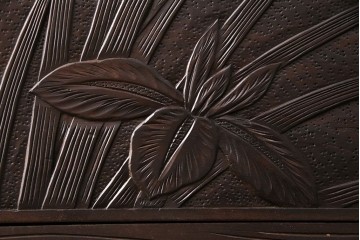 《天板取り付け加工費込み》中古　伝統工芸　軽井沢彫　菖蒲の彫刻が目を引くチェスト　(R-087841)
