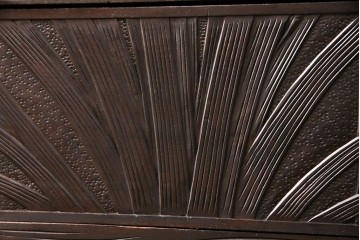 《天板取り付け加工費込み》中古　伝統工芸　軽井沢彫　菖蒲の彫刻が目を引くチェスト　(R-087841)