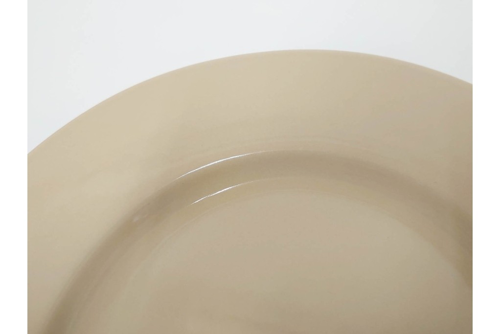 希少　イギリスヴィンテージ　WEDGWOOD(ウェッジウッド)　DRABWARE(ドラブウェア)　直径約21cm(小)・約23cm(大)　クリームベージュカラーのプレート8点セット　(R-087846)