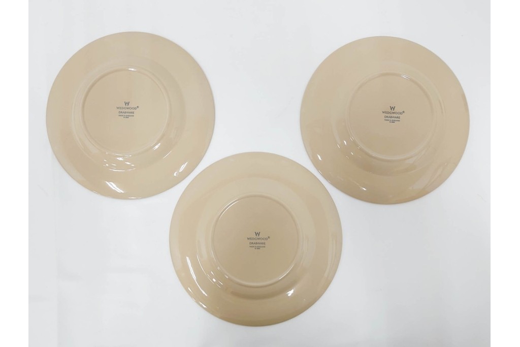 希少　イギリスヴィンテージ　WEDGWOOD(ウェッジウッド)　DRABWARE(ドラブウェア)　直径約21cm(小)・約23cm(大)　クリームベージュカラーのプレート8点セット　(R-087846)