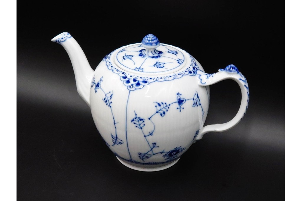 デンマーク製　ROYAL COPENHAGEN(ロイヤルコペンハーゲン)　ブルーフルーテッド　ハーフレースのティーポット　定価約6万6千円　(R-087850)