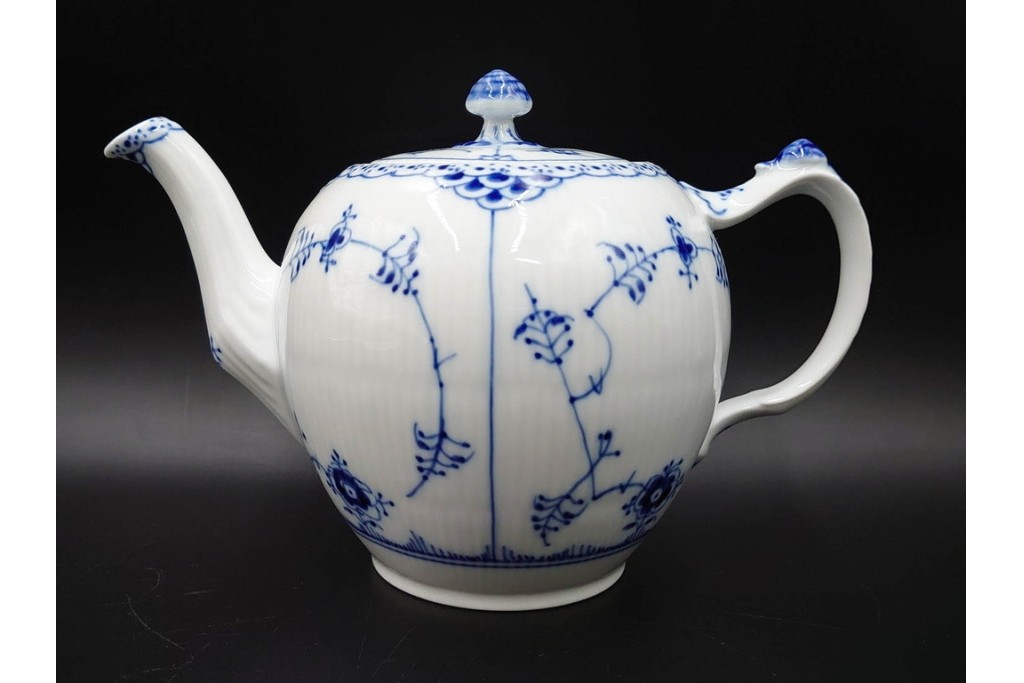 デンマーク製　ROYAL COPENHAGEN(ロイヤルコペンハーゲン)　ブルーフルーテッド　ハーフレースのティーポット　定価約6万6千円　(R-087850)