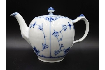 デンマーク製　ROYAL COPENHAGEN(ロイヤルコペンハーゲン)　ブルーフルーテッド　ハーフレースのティーポット　定価約6万6千円　(R-087850)