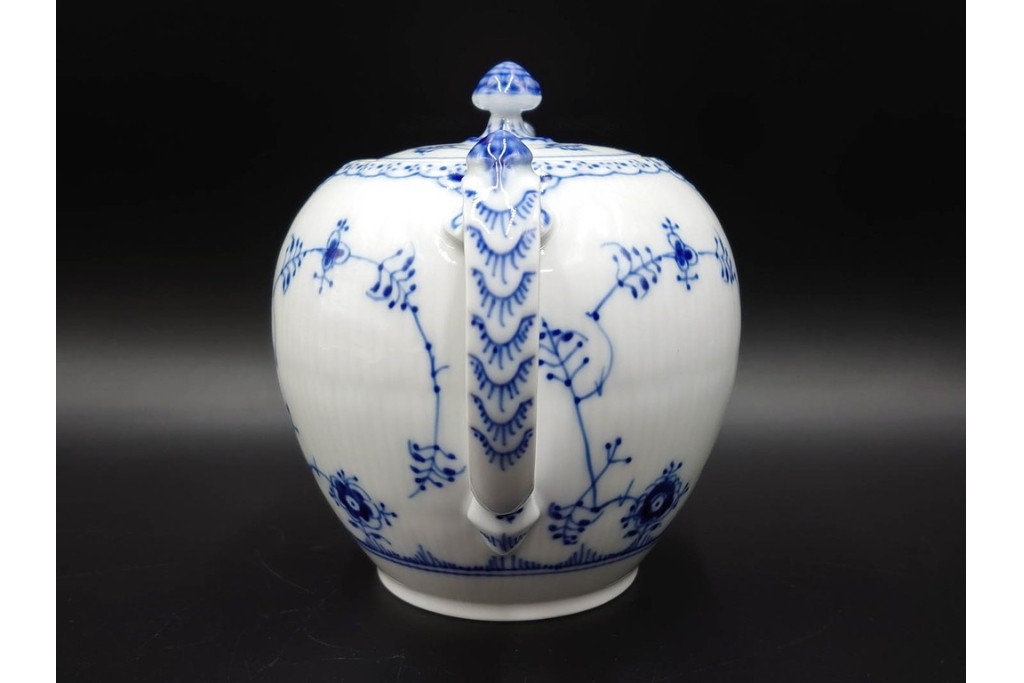 デンマーク製　ROYAL COPENHAGEN(ロイヤルコペンハーゲン)　ブルーフルーテッド　ハーフレースのティーポット　定価約6万6千円　(R-087850)