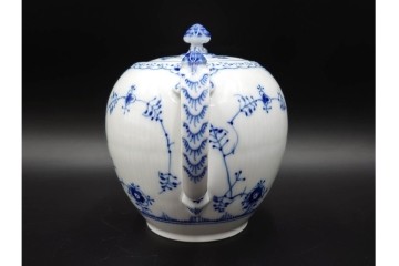 デンマーク製　ROYAL COPENHAGEN(ロイヤルコペンハーゲン)　ブルーフルーテッド　ハーフレースのティーポット　定価約6万6千円　(R-087850)