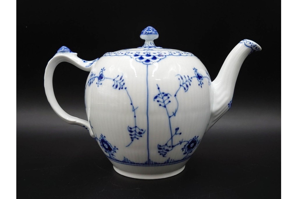 デンマーク製　ROYAL COPENHAGEN(ロイヤルコペンハーゲン)　ブルーフルーテッド　ハーフレースのティーポット　定価約6万6千円　(R-087850)
