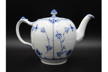 デンマーク製　ROYAL COPENHAGEN(ロイヤルコペンハーゲン)　ブルーフルーテッド　ハーフレースのティーポット　定価約6万6千円　(R-087850)