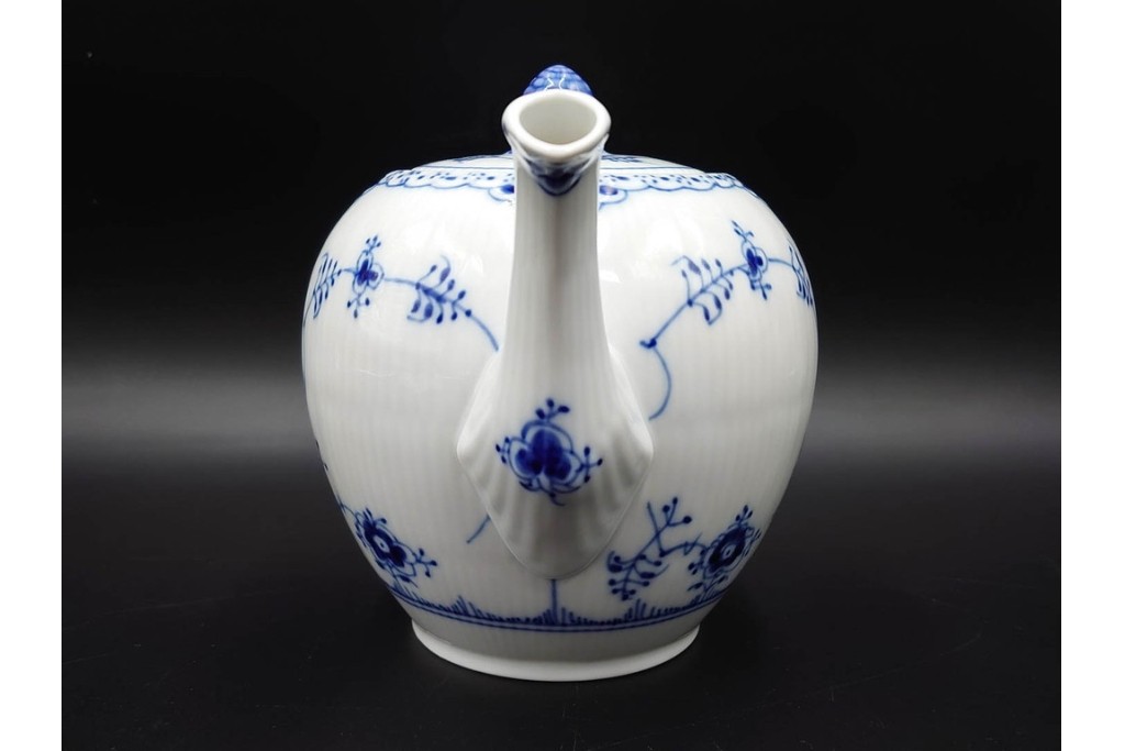 デンマーク製　ROYAL COPENHAGEN(ロイヤルコペンハーゲン)　ブルーフルーテッド　ハーフレースのティーポット　定価約6万6千円　(R-087850)