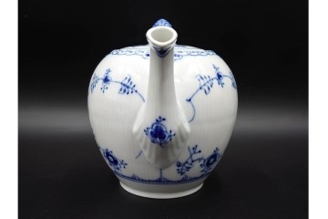 デンマーク製　ROYAL COPENHAGEN(ロイヤルコペンハーゲン)　ブルーフルーテッド　ハーフレースのティーポット　定価約6万6千円　(R-087850)