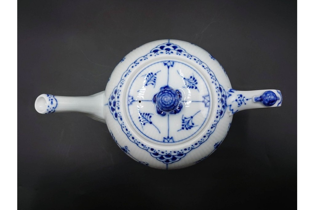 デンマーク製　ROYAL COPENHAGEN(ロイヤルコペンハーゲン)　ブルーフルーテッド　ハーフレースのティーポット　定価約6万6千円　(R-087850)