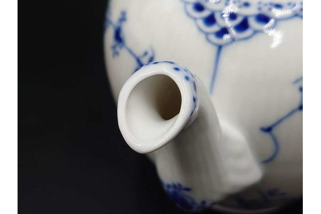 デンマーク製　ROYAL COPENHAGEN(ロイヤルコペンハーゲン)　ブルーフルーテッド　ハーフレースのティーポット　定価約6万6千円　(R-087850)