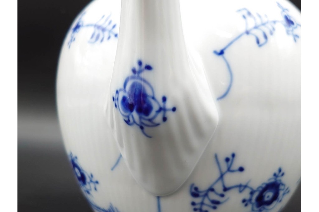 デンマーク製　ROYAL COPENHAGEN(ロイヤルコペンハーゲン)　ブルーフルーテッド　ハーフレースのティーポット　定価約6万6千円　(R-087850)