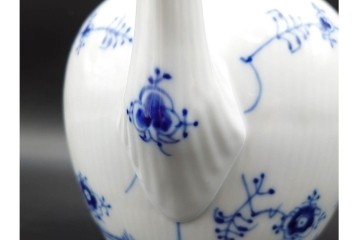デンマーク製　ROYAL COPENHAGEN(ロイヤルコペンハーゲン)　ブルーフルーテッド　ハーフレースのティーポット　定価約6万6千円　(R-087850)