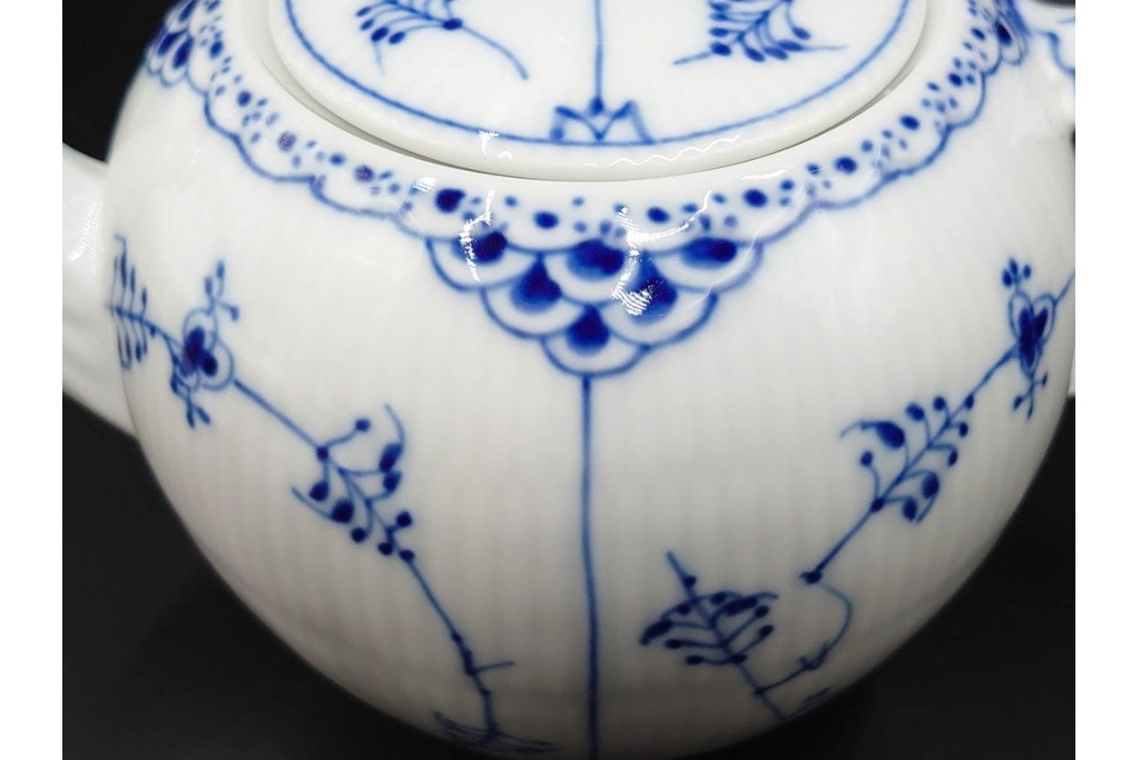 デンマーク製　ROYAL COPENHAGEN(ロイヤルコペンハーゲン)　ブルーフルーテッド　ハーフレースのティーポット　定価約6万6千円　(R-087850)