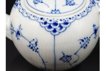 デンマーク製　ROYAL COPENHAGEN(ロイヤルコペンハーゲン)　ブルーフルーテッド　ハーフレースのティーポット　定価約6万6千円　(R-087850)