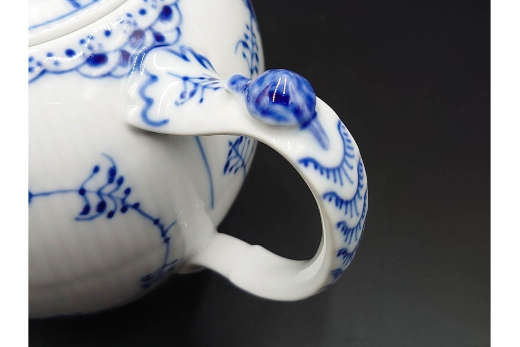 デンマーク製　ROYAL COPENHAGEN(ロイヤルコペンハーゲン)　ブルーフルーテッド　ハーフレースのティーポット　定価約6万6千円　(R-087850)