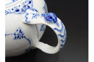 デンマーク製　ROYAL COPENHAGEN(ロイヤルコペンハーゲン)　ブルーフルーテッド　ハーフレースのティーポット　定価約6万6千円　(R-087850)