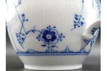 デンマーク製　ROYAL COPENHAGEN(ロイヤルコペンハーゲン)　ブルーフルーテッド　ハーフレースのティーポット　定価約6万6千円　(R-087850)