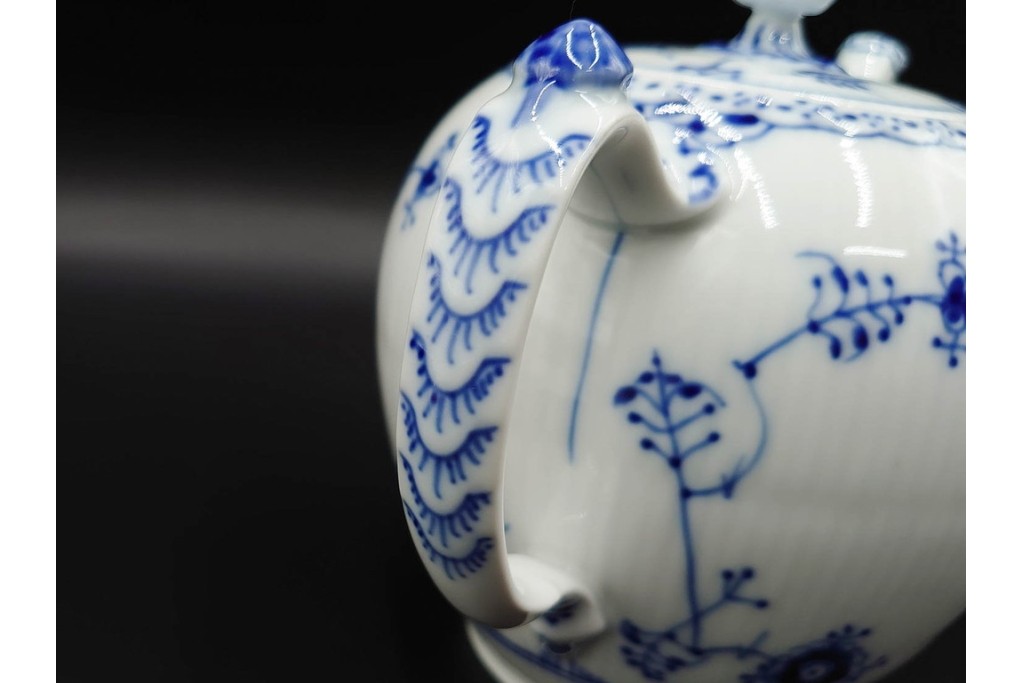 デンマーク製　ROYAL COPENHAGEN(ロイヤルコペンハーゲン)　ブルーフルーテッド　ハーフレースのティーポット　定価約6万6千円　(R-087850)