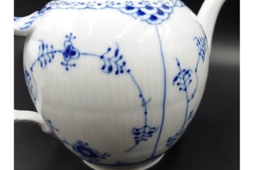 デンマーク製　ROYAL COPENHAGEN(ロイヤルコペンハーゲン)　ブルーフルーテッド　ハーフレースのティーポット　定価約6万6千円　(R-087850)