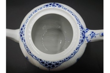 デンマーク製　ROYAL COPENHAGEN(ロイヤルコペンハーゲン)　ブルーフルーテッド　ハーフレースのティーポット　定価約6万6千円　(R-087850)