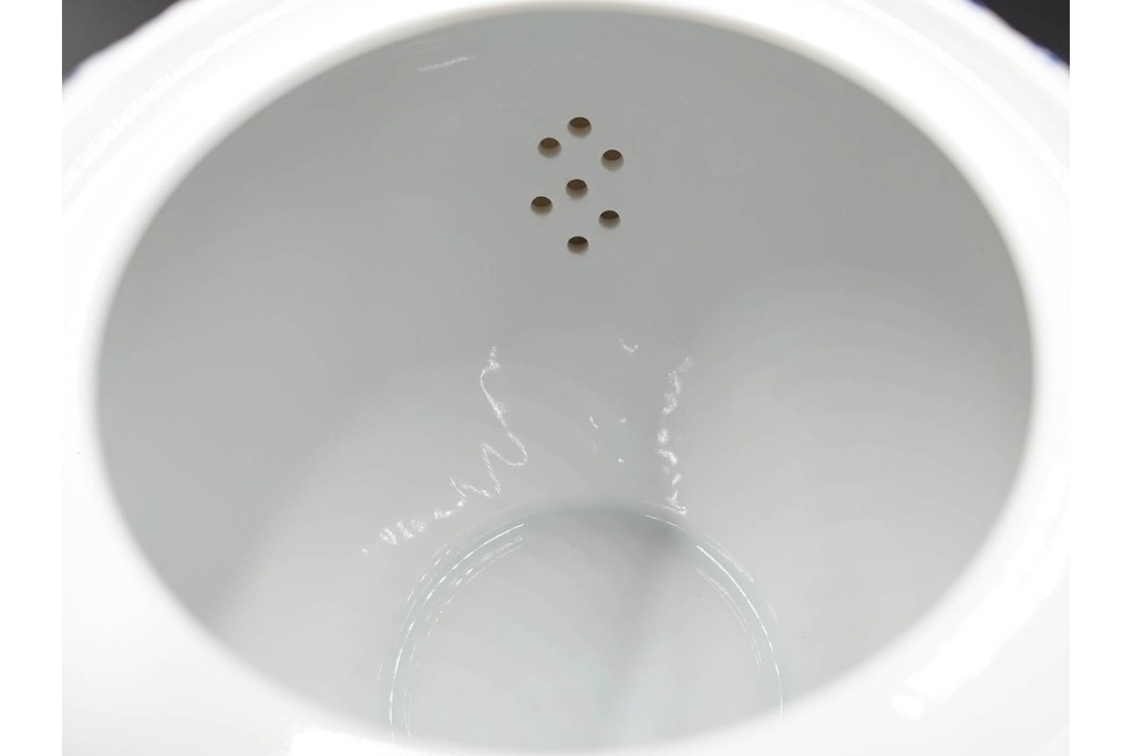 デンマーク製　ROYAL COPENHAGEN(ロイヤルコペンハーゲン)　ブルーフルーテッド　ハーフレースのティーポット　定価約6万6千円　(R-087850)