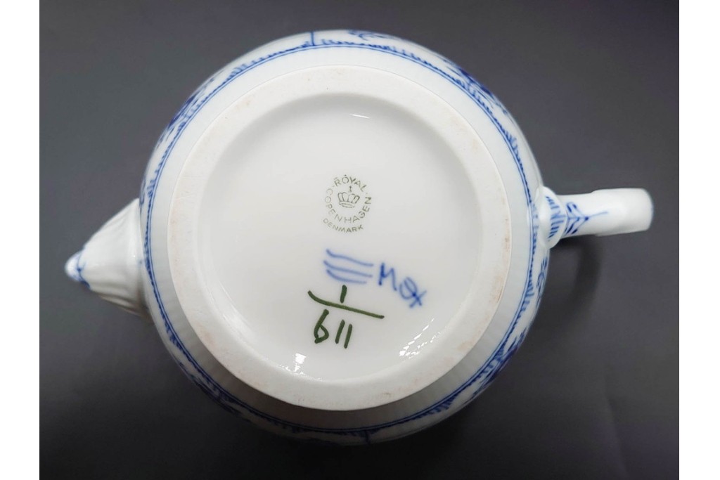 デンマーク製　ROYAL COPENHAGEN(ロイヤルコペンハーゲン)　ブルーフルーテッド　ハーフレースのティーポット　定価約6万6千円　(R-087850)