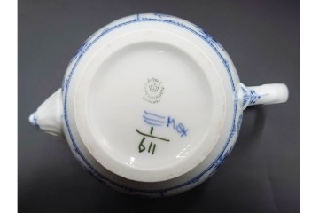 デンマーク製　ROYAL COPENHAGEN(ロイヤルコペンハーゲン)　ブルーフルーテッド　ハーフレースのティーポット　定価約6万6千円　(R-087850)