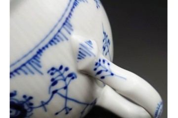 デンマーク製　ROYAL COPENHAGEN(ロイヤルコペンハーゲン)　ブルーフルーテッド　ハーフレースのティーポット　定価約6万6千円　(R-087850)